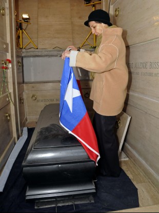 Salvador Allende's daughter Isabel places a flag on the coffin of her father's exhumed coffin.