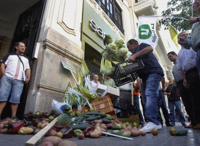 Protesting Spanish farmers yesterday dumped vegetables outside the German consulate in Valencia.