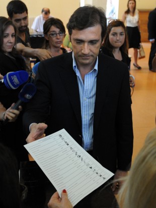 Pedro Passos Coelho votes in an election his party is expected to win.