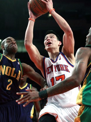 New York Knicks' Jeremy Lin drives past New Orleans Hornets' Jarrett Jack and Trevor Ariza.