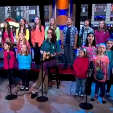 sandy hook kids sing at super bowl Tonight's pregame ended with jennifer hudson and the sandy hook elementary school choir singing america the beautiful directly prior to alicia keys's star-spangled banner the kids had quite a large stadium to fill and did the job admirably watch it again to get the taste of all the weird super. sandy hook kids sing at super bowl Tonight's pregame ended with jennifer hudson and the sandy hook elementary school choir singing america the beautiful directly prior to alicia keys's star-spangled banner the kids had quite a large stadium to fill and did the job admirably watch it again to get the taste of all the weird super.