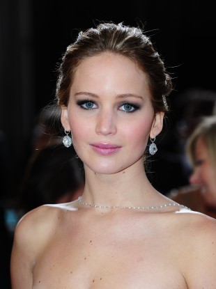 QUIZ: In this photo, is Jennifer Lawrence (a) radiant; (b) luminous; or (c) in the nip?