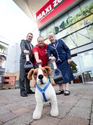 John Sheahan, Cathaoirleach, Warren Greenaway, Maxi Zoo and The Mayor Kathleen Leddin assist with The ‘Stop Limerick Dog Litter’ campaign.