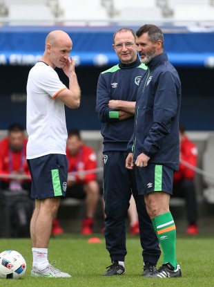 Martin O'Neill (centre) with assistant Roy Keane (right) and FAI head of fitness Dan Horan (left) during a training session at the Stade de Bordeaux.