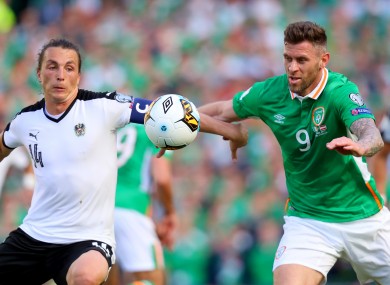 Republic of Ireland's Daryl Murphy (right) and Austria's Julian Baumgartlinger battle for the ball