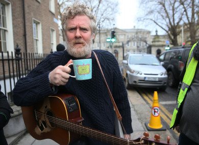 Glen Hansard outside Leinster House yesterday.