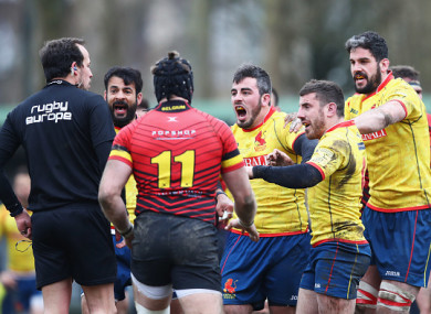 Spain: furious players surrounded Romanian ref.