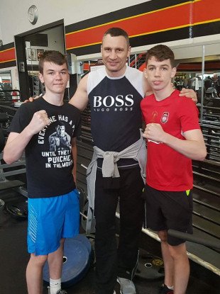 Aaron McKenna (L) alongside Vitali Klitschko and his brother, Stevie McKenna (R)