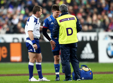 Matthieu Jalibert left the field injured in the first half.