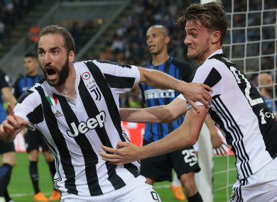 Gonzalo Higuain (L) leads Juventus celebrations against Inter.