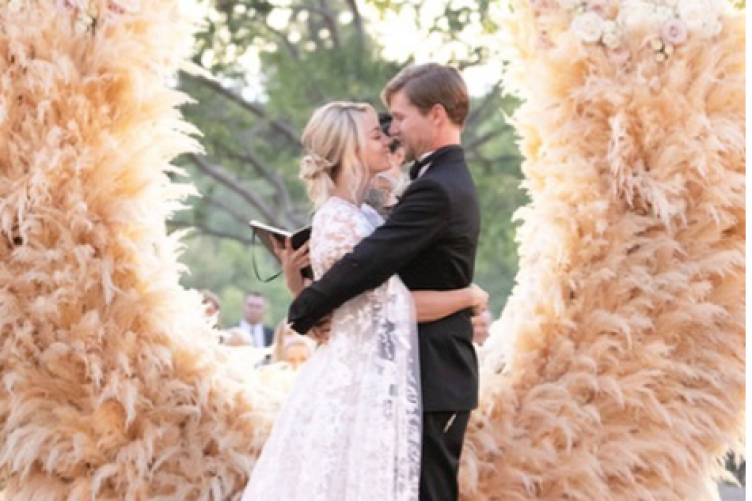 Kaley Cuoco From The Bang Theory Just Had A Horse Themed Wedding