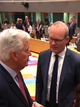 EU chief negotiator Michel Barnier (L) and Simon Coveney (R)