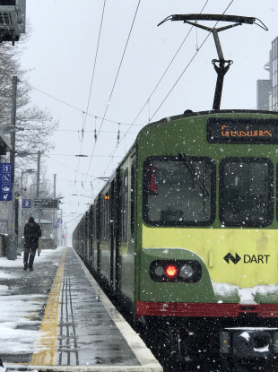 A Dart in Lansdowne Road station.