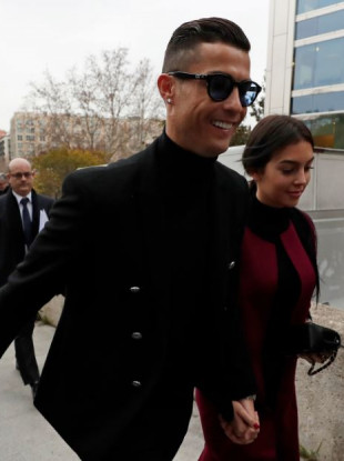 Cristiano Ronaldo arrives at the court in Madrid today with his partner Georgina Rodríguez.