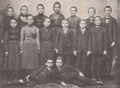 A photo of children from Września who took part in the school strike in response to the Polish language being banned.