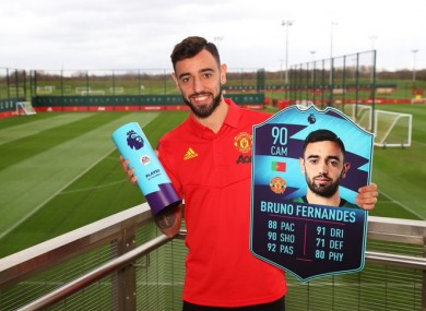 Fernandes holding his award.