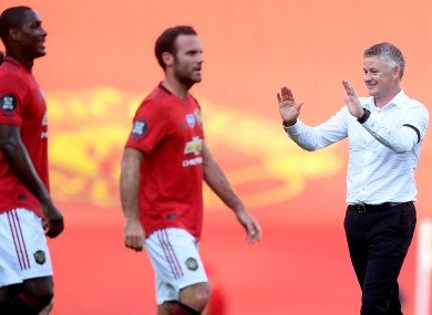 Solskjaer congratulates his players after defeating Sheffield United.