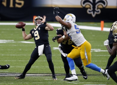 Drew Brees throws a touchdown pass for the Saints.