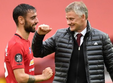 The United boss congratulates Fernandes.