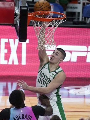 Payton Pritchard (11) scores the game-winning basket against the Heat.
