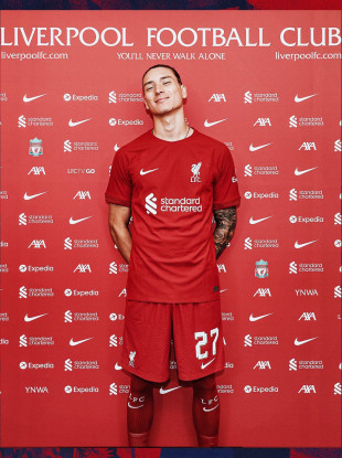 Darwin Nunez in the red of Liverpool.