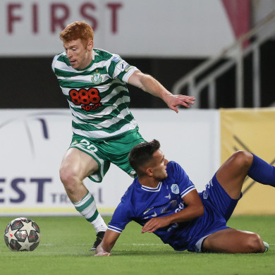 Rory Gaffney on the attack for Shamrock Rovers.