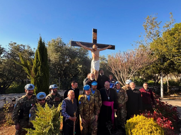 Italian peacekeepers in Lebanon replace crucifix damaged by Israeli soldiers