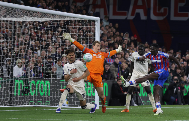 West Ham hang on to increase gap with relegation rivals Tottenham