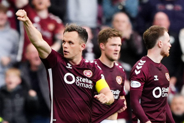 Hearts keep title bid on track with Rangers win 