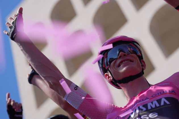 Vingegaard wins Giro d'Italia to complete Grand Tour set