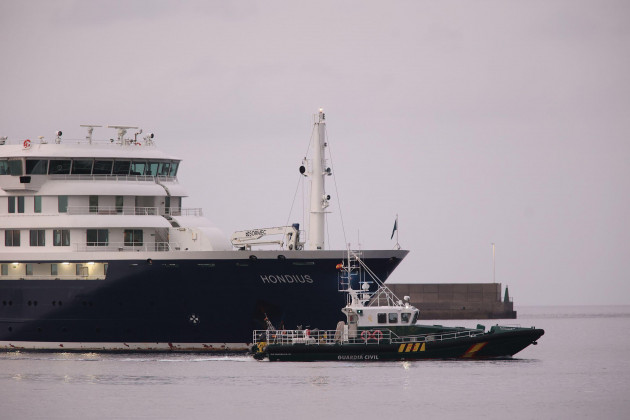 Spain begins evacuating passengers from hantavirus-hit cruise ship in Tenerife