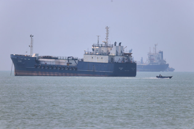 Iran announces that the Strait of Hormuz is closed again over Israel's attacks on Lebanon