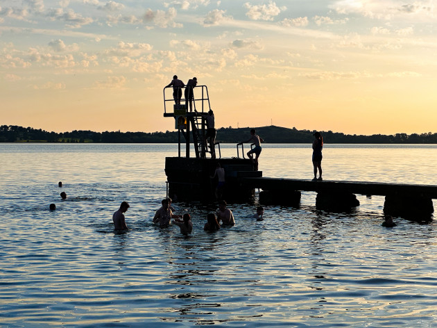 Temperatures to hit 30C tomorrow as high temperature warning issued for much of the country A high temperature warning is currently in place for six counties.